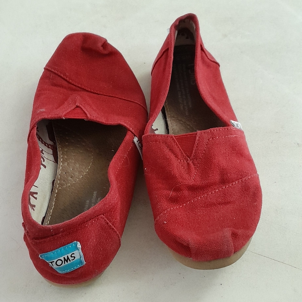 TOMS red canvas shoes 6.5W